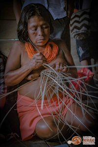 Mujer tejedora. Programa de comunicaciones CRIC